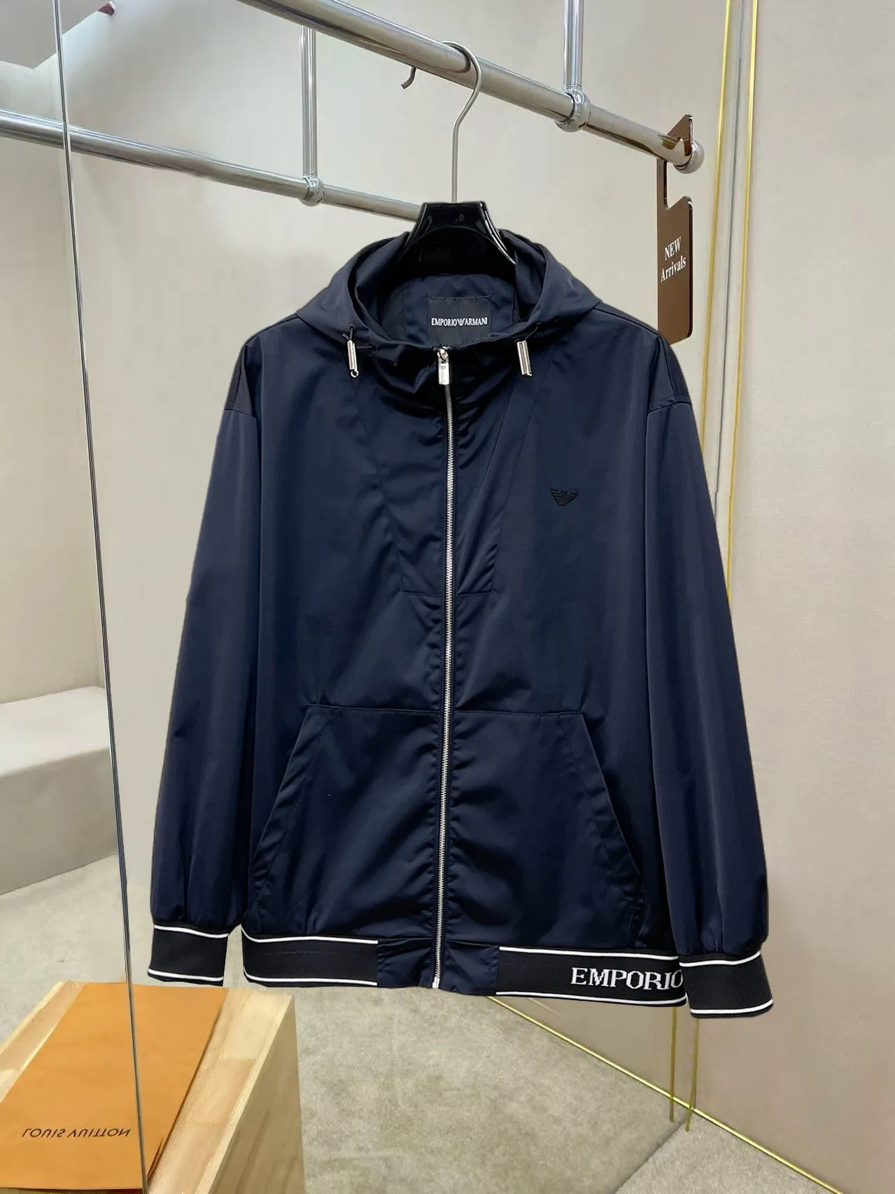 Armani official website Same Style, complete with three labels, on sale in advance. 2026 Autumn and Winter New Arrival men's jacket, Original with complete three labels, Premium version. Custom-made fabrics at the counter. Breathable, high comfort, impeccable details, brand element design concept, reflecting high quality. It feels delicate and soft, presents a casual cut, and has a great upper body shape. Sizes: M～3XL,